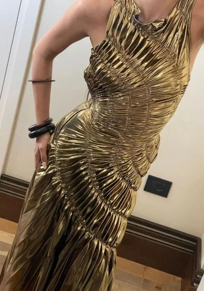 Goldenes Kleid mit Pailletten