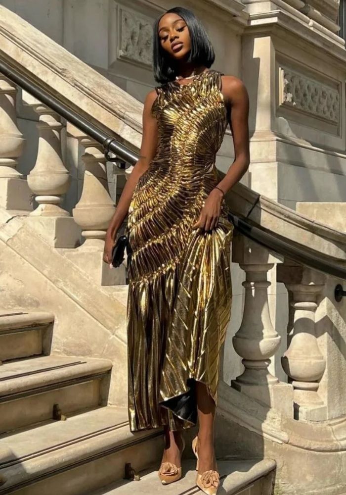 Goldenes Kleid mit Pailletten